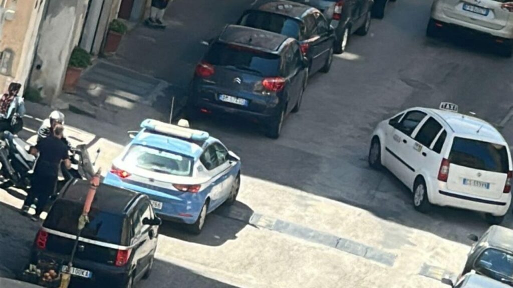 Carabinieri davanti al palazzo in via Goffredo Malaterra, Materdei