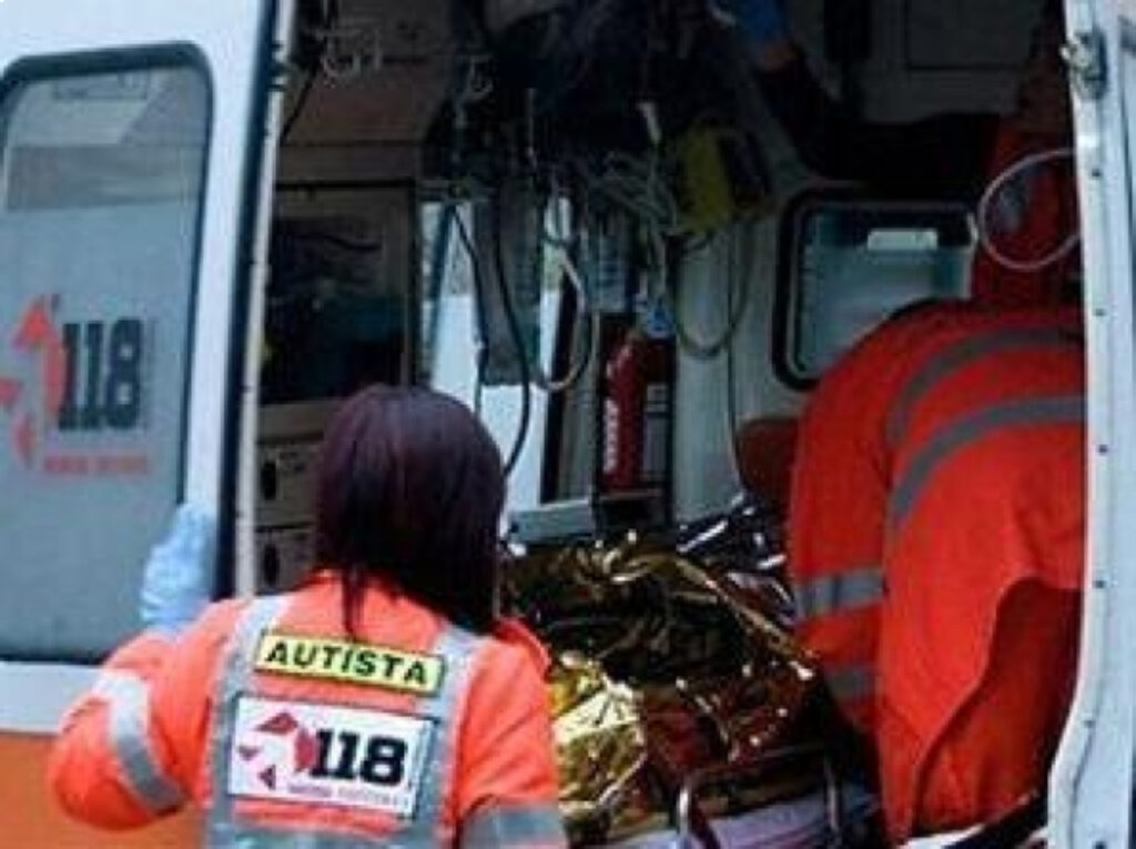 Ambulanza e forze dell’ordine sul luogo dell’incidente a Padova, quartiere Arcella