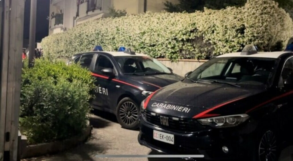 Carabinieri davanti all’abitazione dove è stata trovata la donna morta nella vasca da bagno a Fisciano