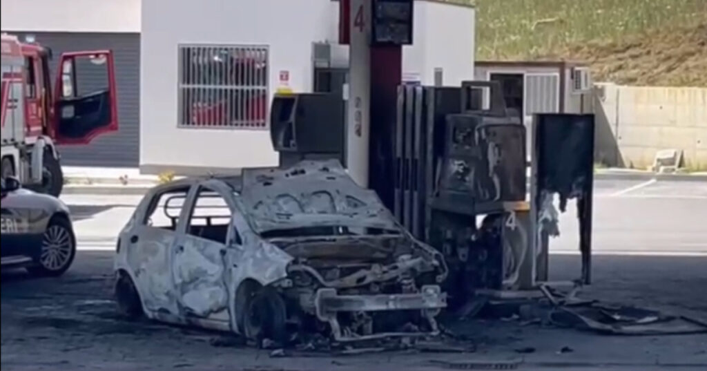 Favara, auto prende fuoco durante il rifornimento