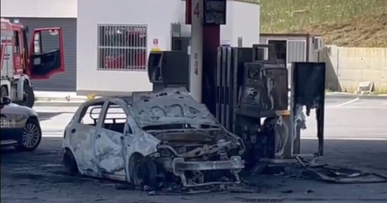 Favara, auto prende fuoco durante il rifornimento