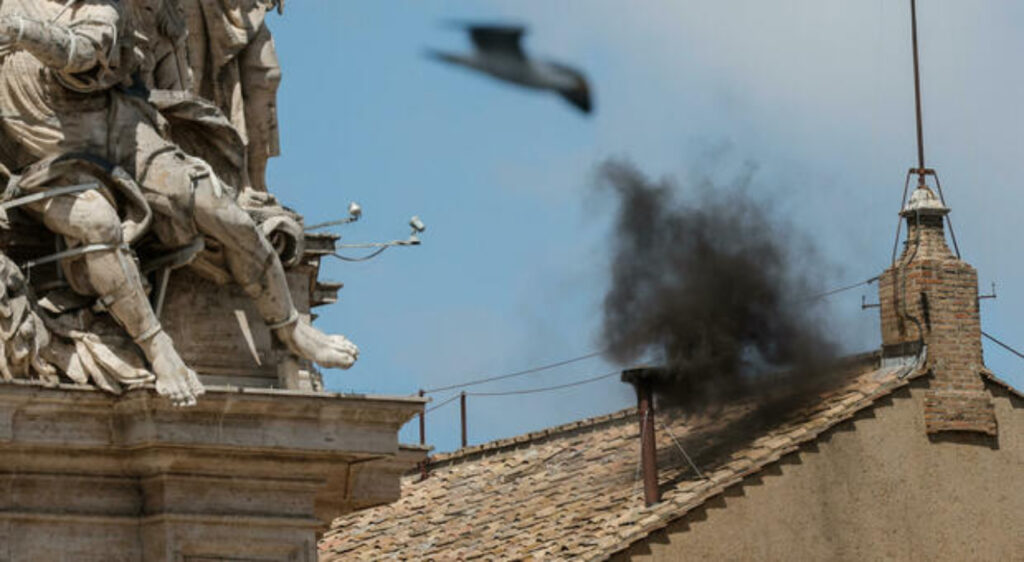 Seconda fumata nera dalla Cappella Sistina nel conclave dell’8 maggio 2025