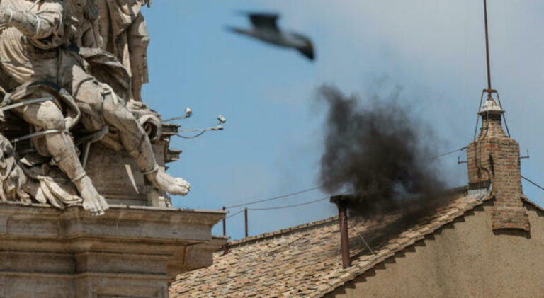Seconda fumata nera dalla Cappella Sistina nel conclave dell’8 maggio 2025