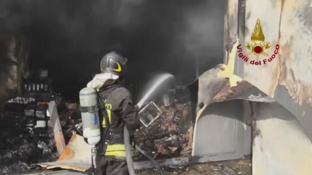 Vigili del Fuoco intervengono su incendio a Barra