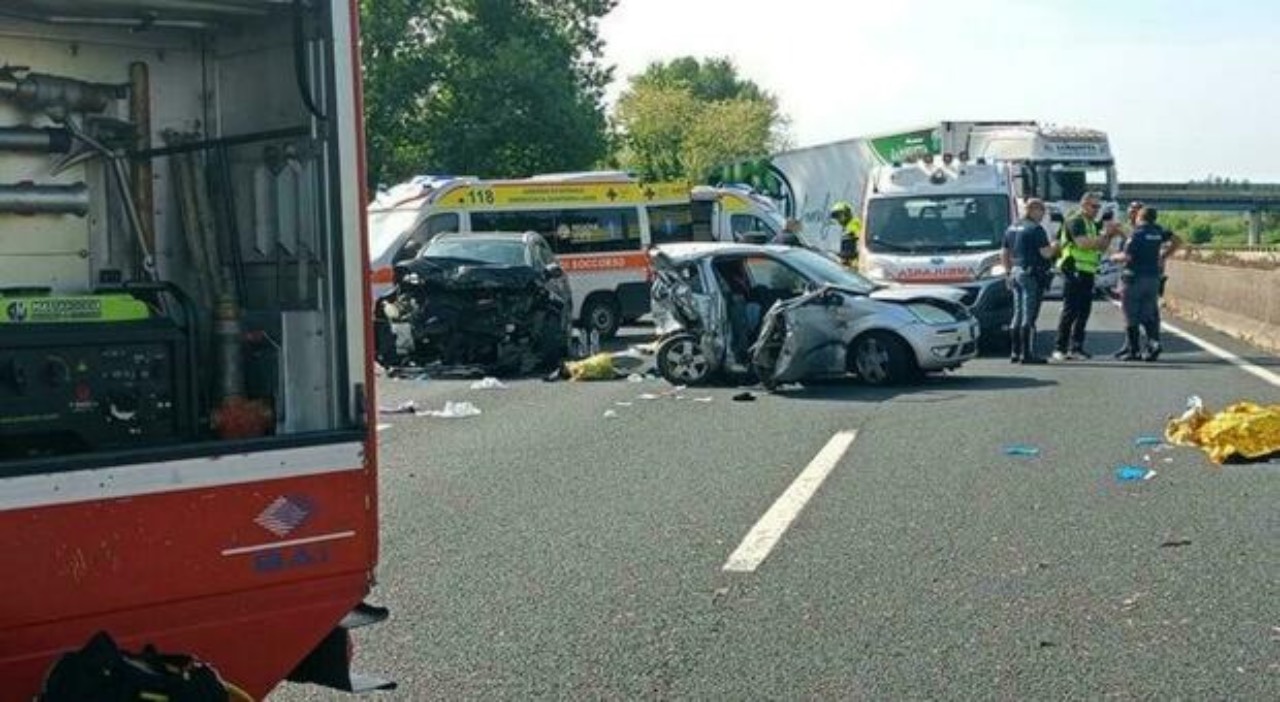 Incidenti sull’A1: quattro auto della polizia coinvolte in tamponamento, morta una donna