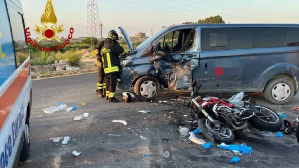 Moto distrutta dopo incidente mortale con furgone a Roma il 6 maggio