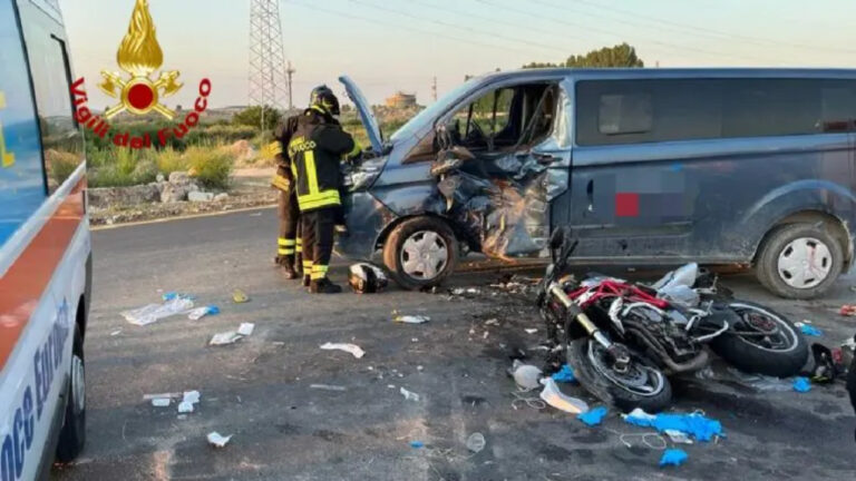 Moto distrutta dopo incidente mortale con furgone a Roma il 6 maggio