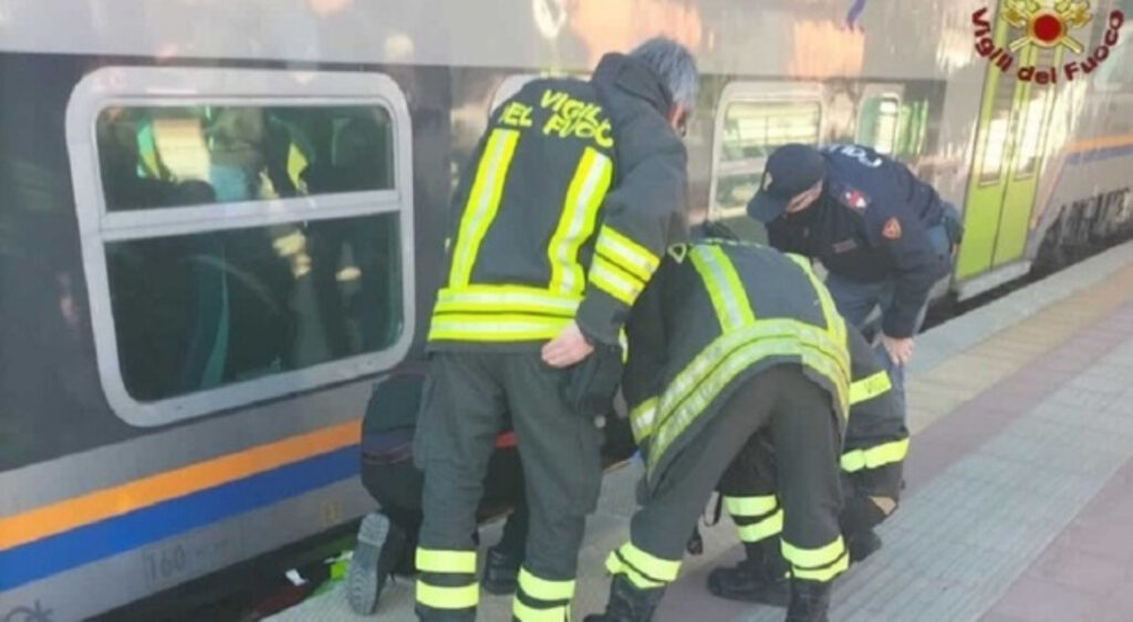 Mezzi di soccorso sui binari a Milano dopo due incidenti ferroviari mortali