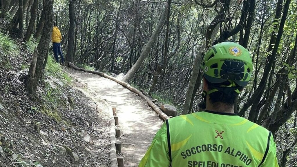 Soccorso Alpino sul Sentiero degli Dei durante il recupero di una turista