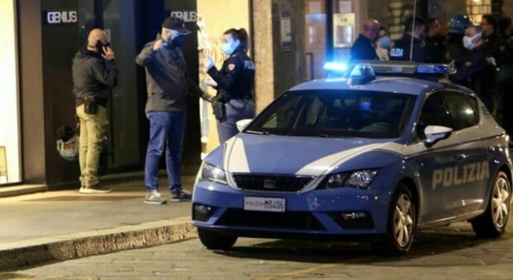 Scena del crimine in via Monterosa a Torino, dove un ragazzo di 19 anni è stato ucciso con una coltellata alla schiena