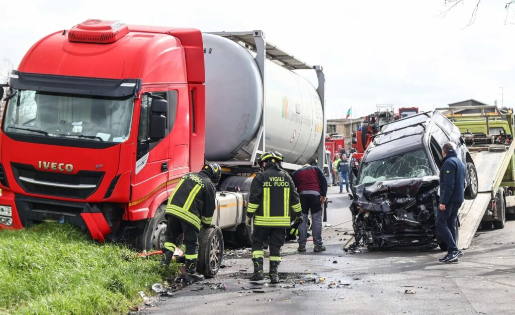 Incidente stradale a Quarto d’Altino, auto distrutta dopo scontro con un camion