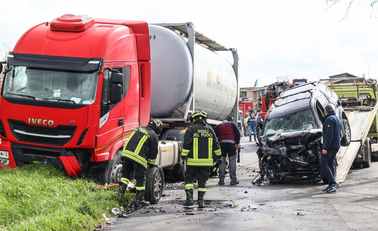 Incidente stradale a Quarto d’Altino, auto distrutta dopo scontro con un camion