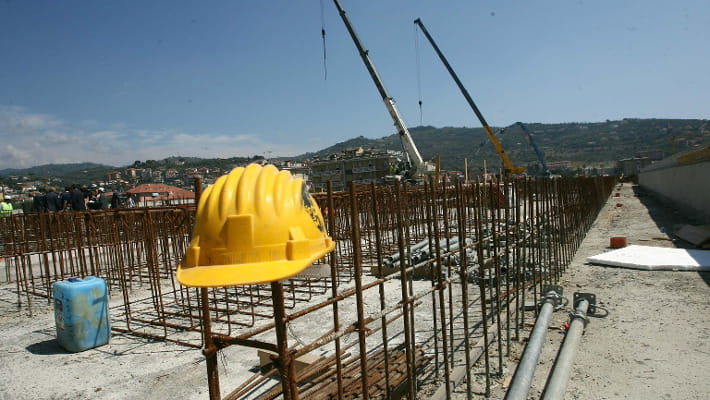 operaio muore cadendo dal solaio