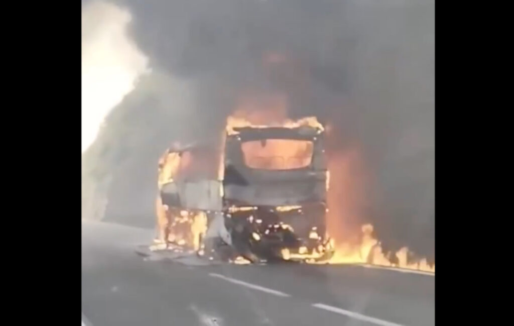 Autobus in fiamme in A16