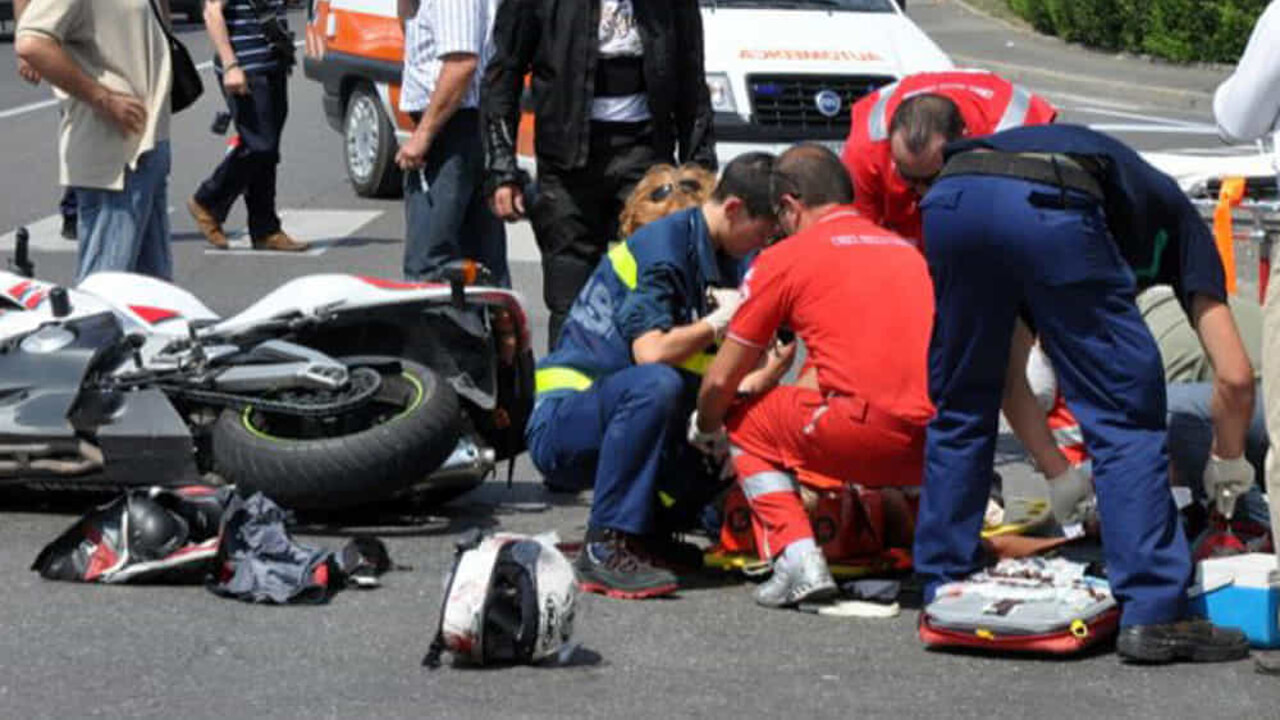 Incidente auto moto morto Leonardo Uruci