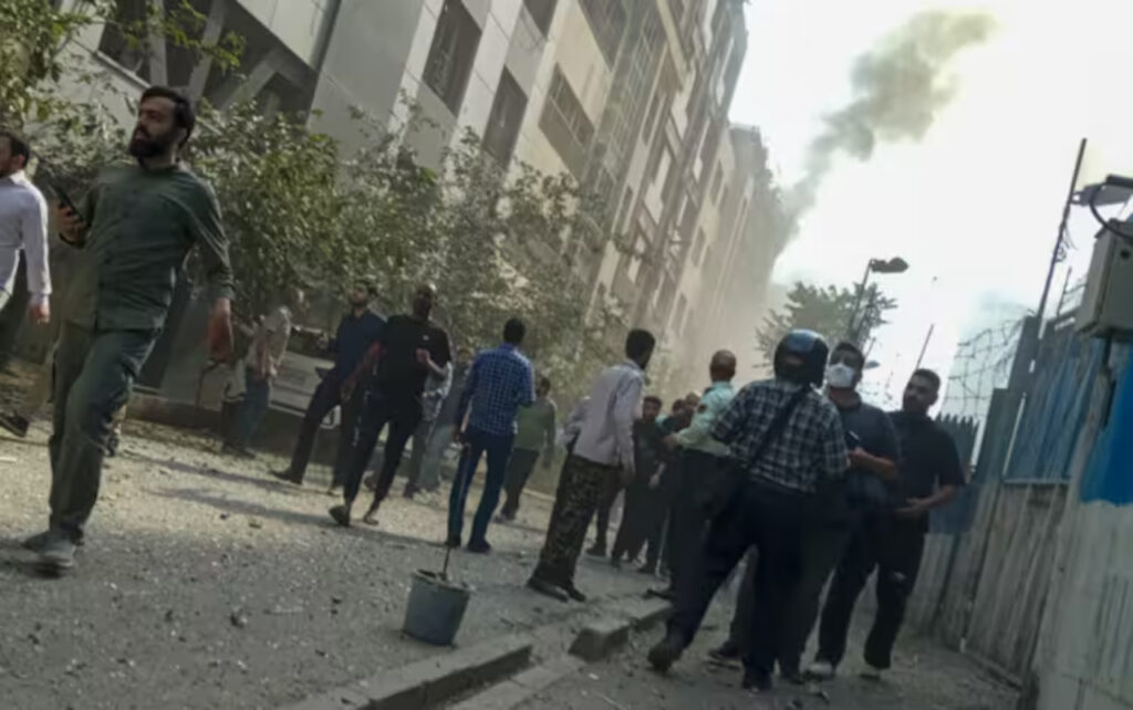 rump ha approvato i piani d’attacco contro l’Iran. Raid israeliani su Teheran, missili iraniani su Tel Aviv. Khamenei: “Mai arrenderci”.