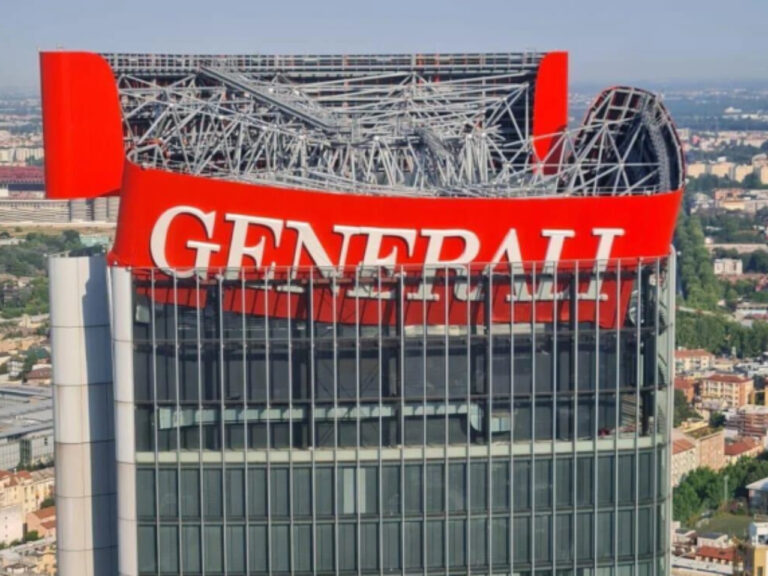 Milano crolla insegna Generali