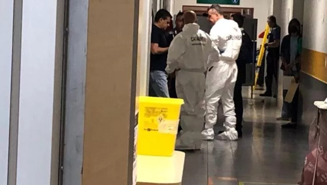 Orrore all’alba nell’ospedale di Piacenza: un feto quasi a termine è stato trovato in un cestino del pronto soccorso. Indagini in corso