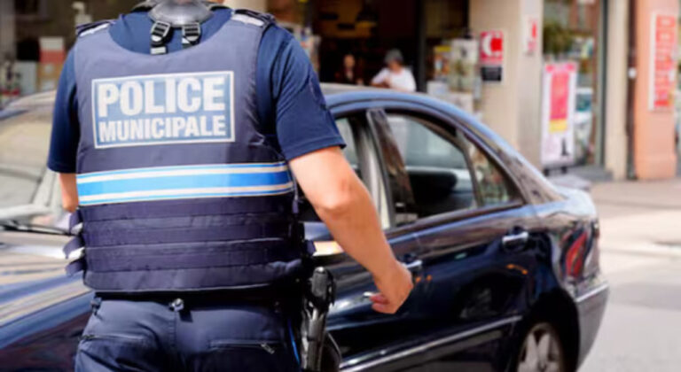 Parigi studente accoletalla e uccide bidella