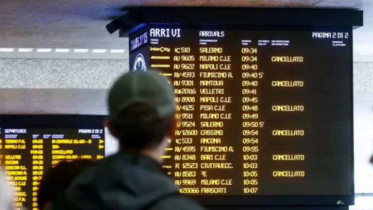 In attesa di un treno durante gli scioperi dei trasporti a giugno 2025
