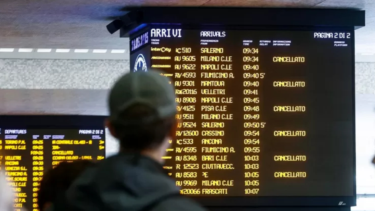 In attesa di un treno durante gli scioperi dei trasporti a giugno 2025