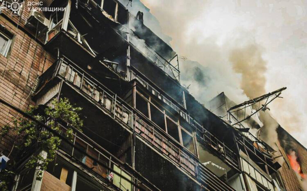 Attacco russo senza precedenti su Kharkiv, palazzi in fiamme