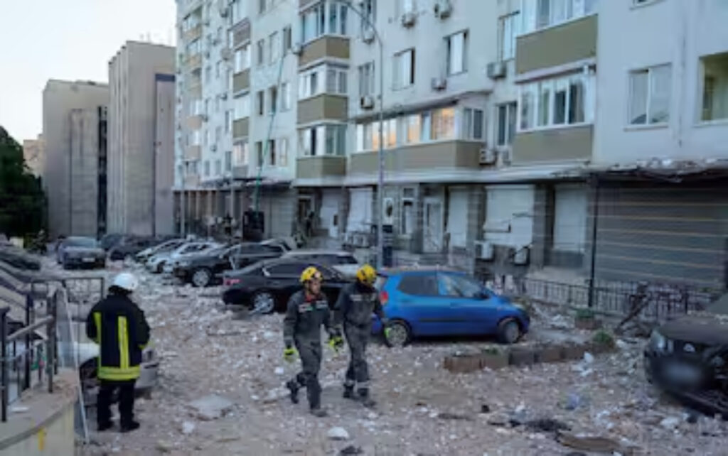 Vigili del fuoco e ambulanze dopo l’attacco con droni su Kiev