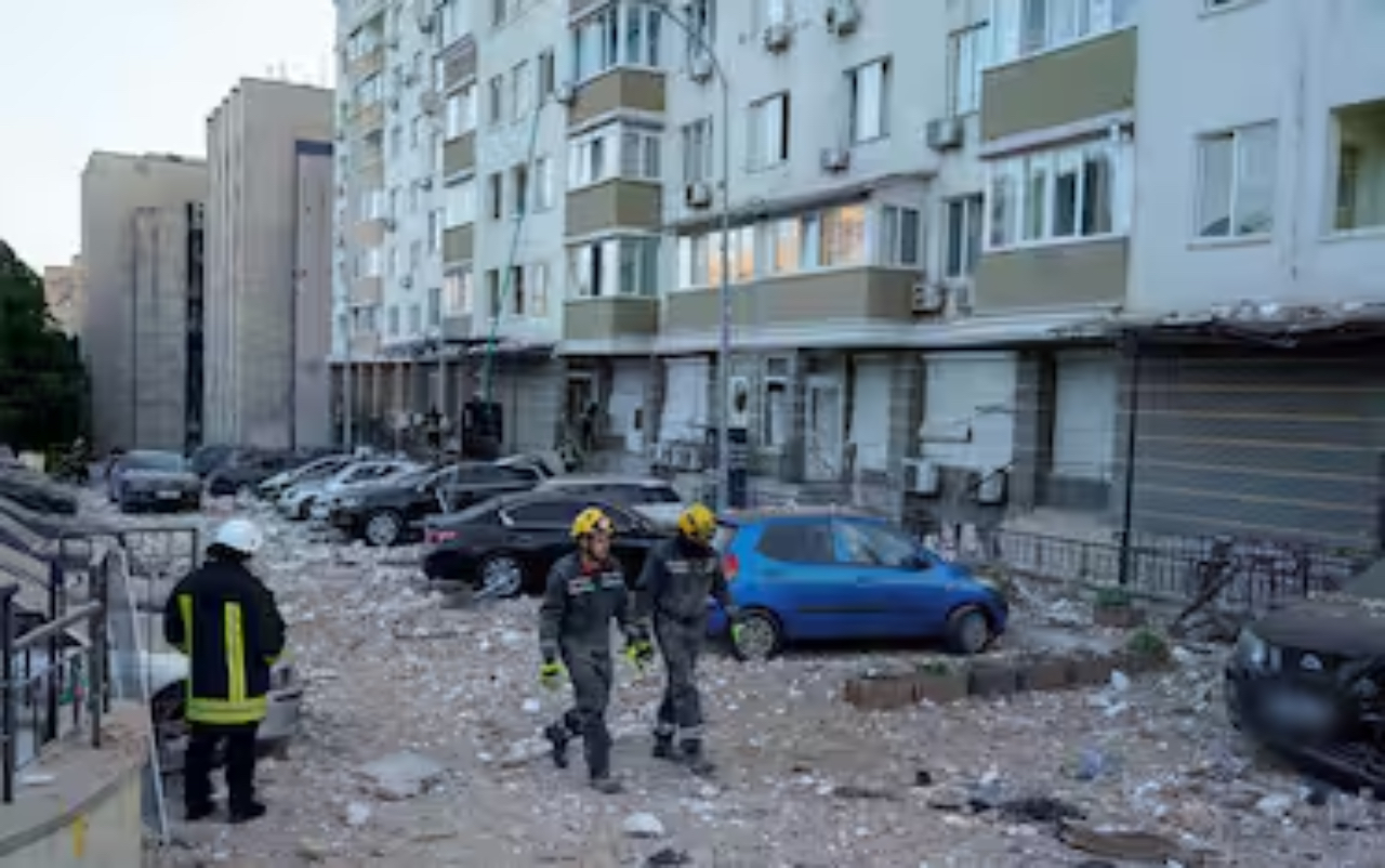Vigili del fuoco e ambulanze dopo l’attacco con droni su Kiev