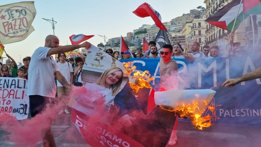 Meloni e Trump bruciati lungomare Napoli