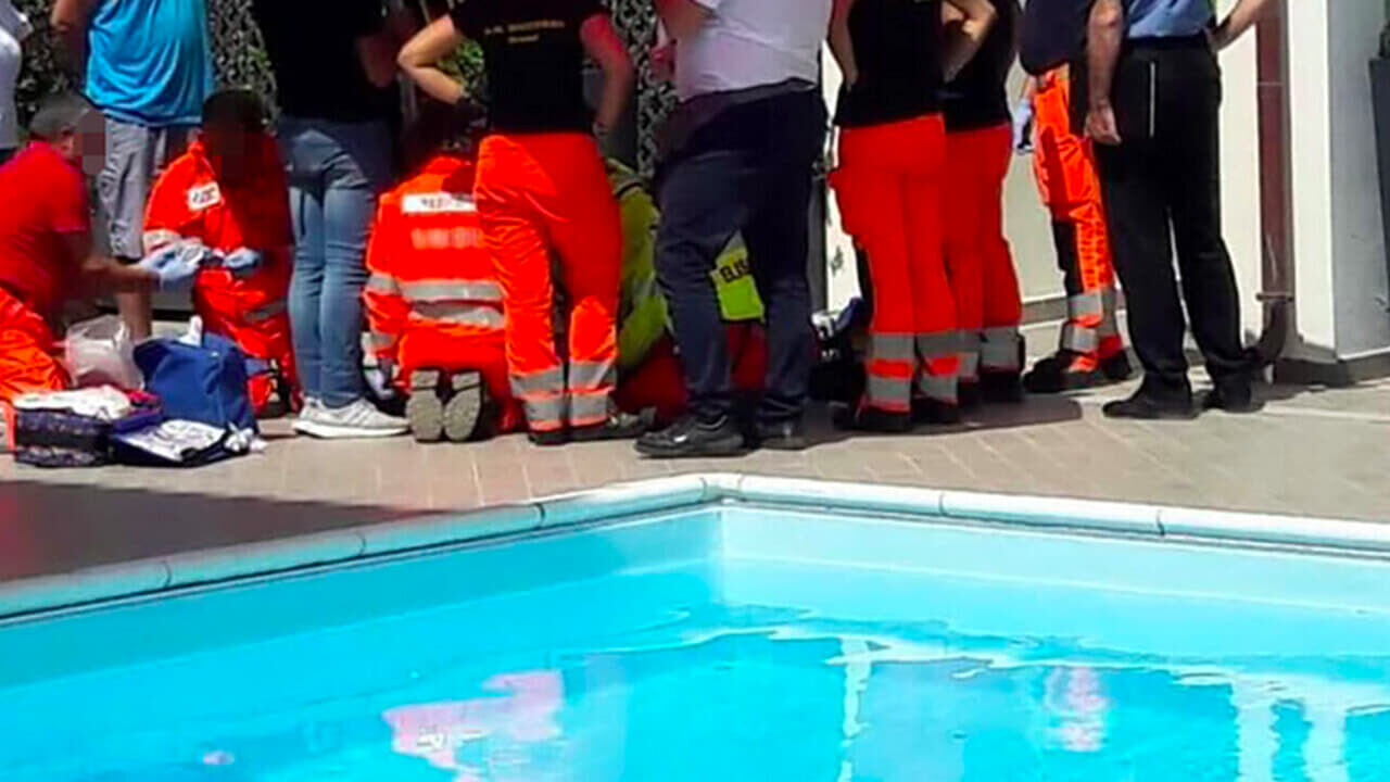 bambino 4 anni muore piscina