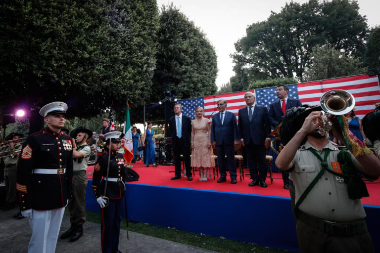 L'ambasciatore Usa in Italia Tilman Joseph Fertitta, la premier Meloni, Ignazio La Russa e il ministro degli Esteri Tajani a Villa Taverna (Ansa)