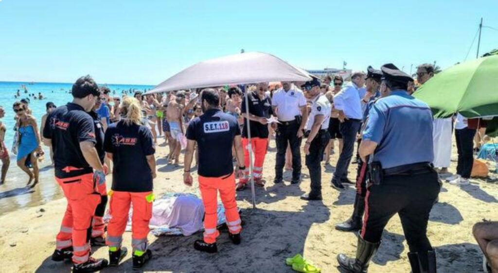 Morta mentre fa il bagno al mare: «È stata stroncata da un malore improvviso»