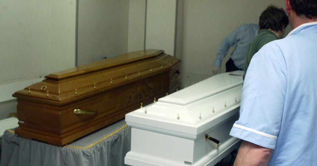 uomo dichiarato morto si risveglia