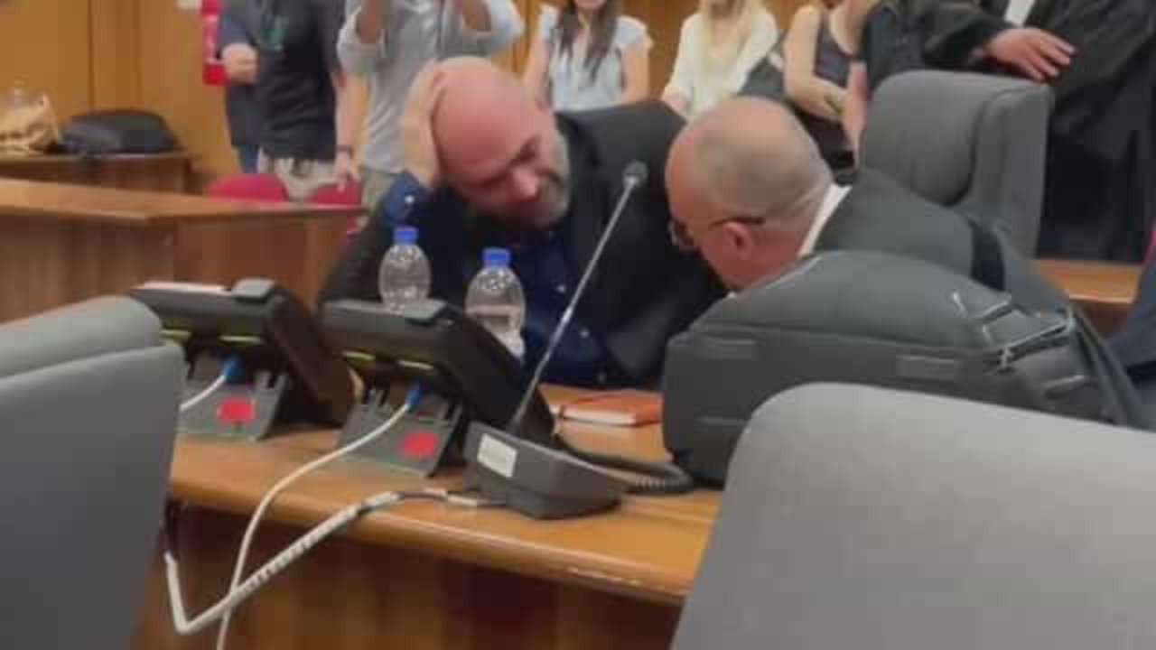 Roberto Saviano in lacrime