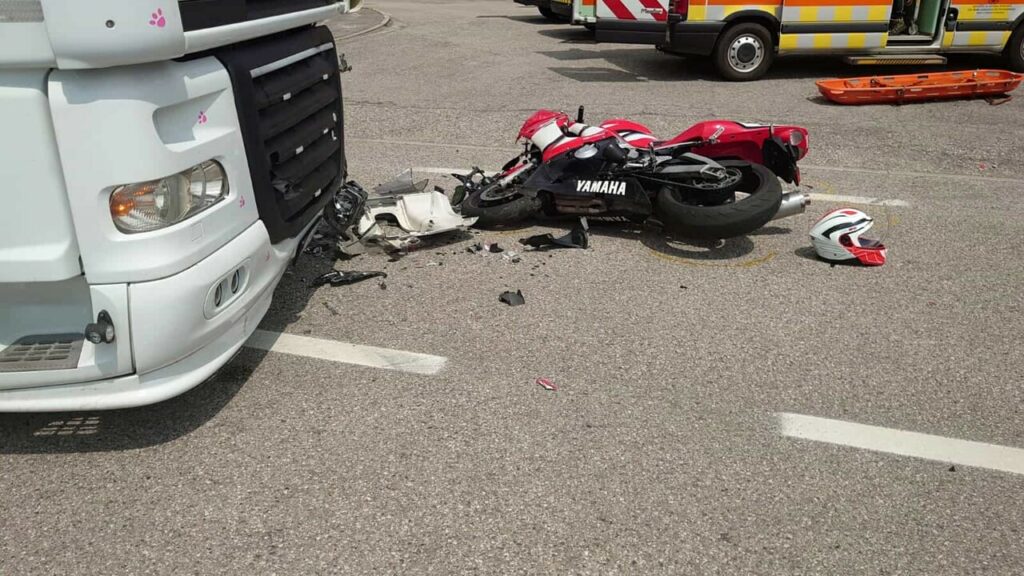 Scontro moto e camion a Cameri