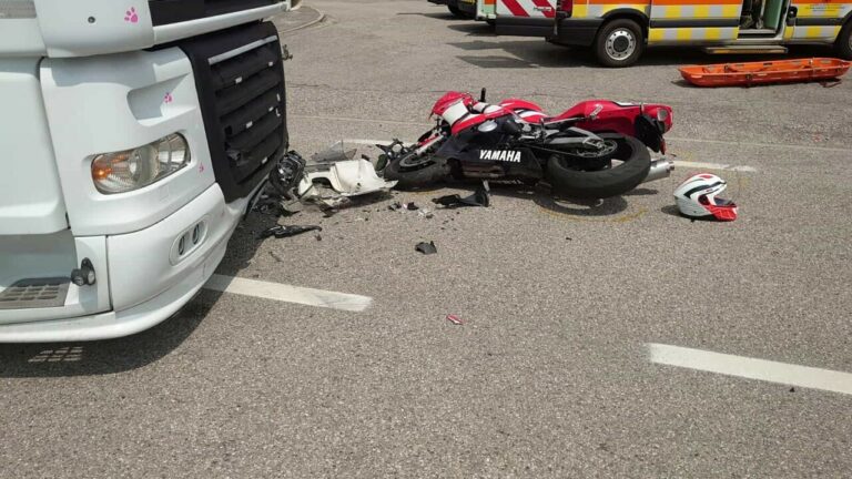 Scontro moto e camion a Cameri