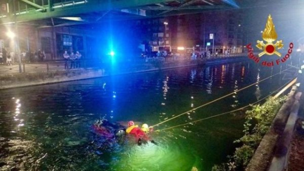 Si schianta con l’auto nel Naviglio Alessandro Nebbiolini muore a 24 anni