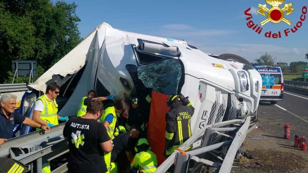 Tir si ribalta in A1 muore autista