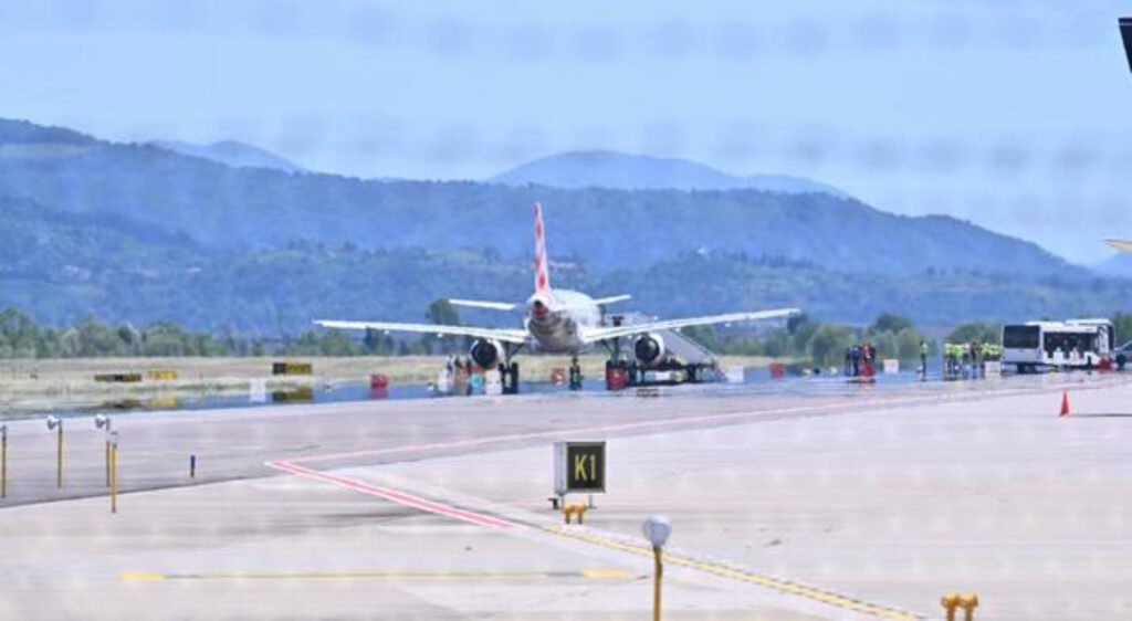 Tragedia a Orio al Serio uomo si lancia sul motore di un aereo