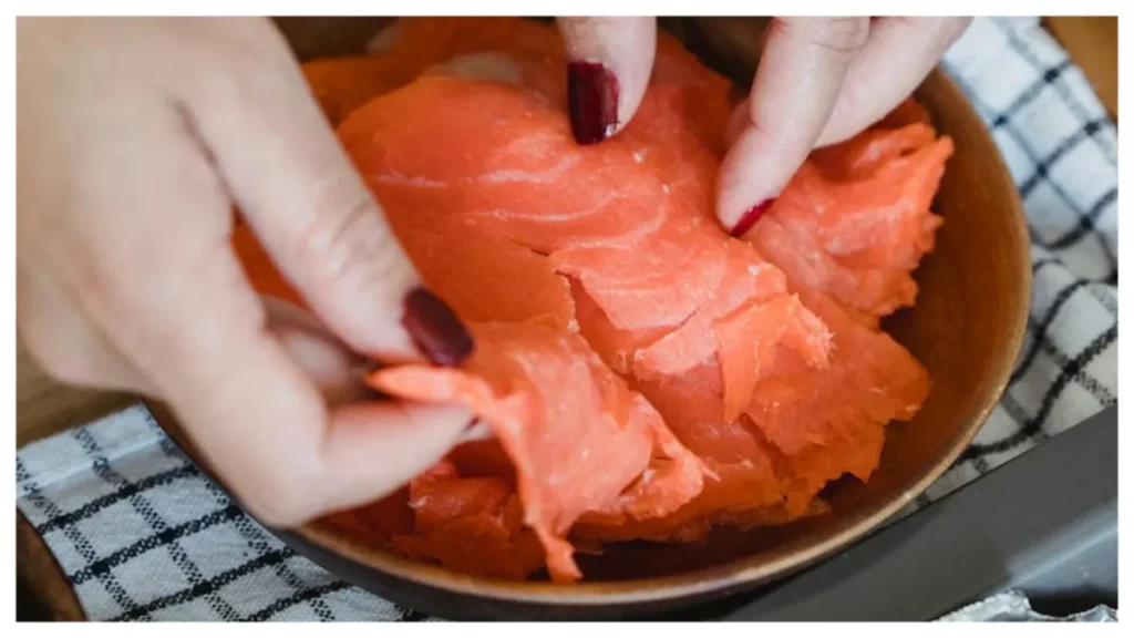 donna muore dopo aver mangiato salmone