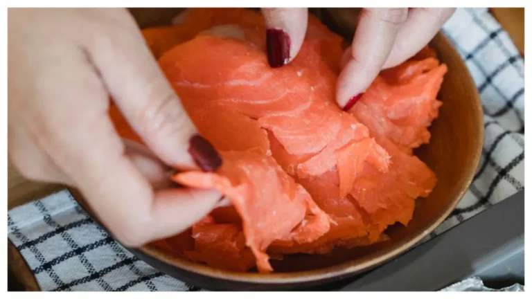 donna muore dopo aver mangiato salmone