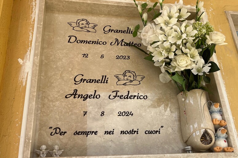 La lapide dei due neonati morti