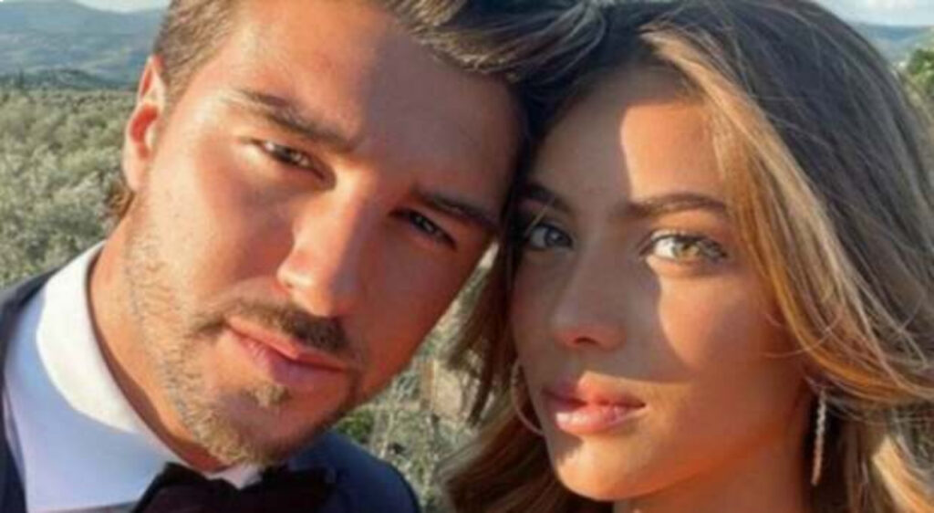 Andrea Damante ed Elisa Visari sono diventati genitori del loro primo figlio, fiocco blu fuori dalla stanza