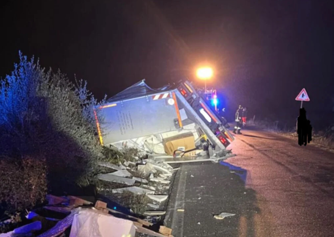 Avetrana camion si ribalta sulla SP142, muore autista 56enne