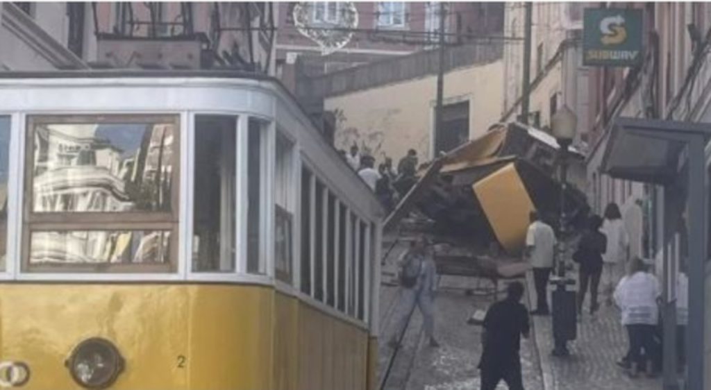 Soccorritori al lavoro tra le lamiere della funicolare Glória a Lisbona