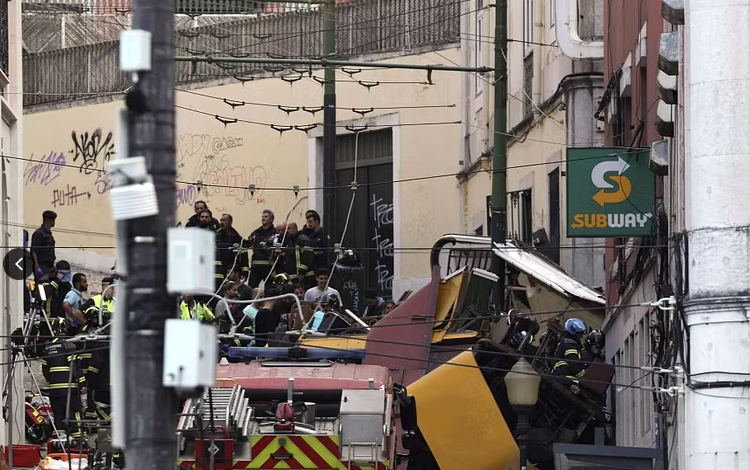 Deragliamento Elevador da Glória a Lisbona, convoglio accartocciato contro edificio.