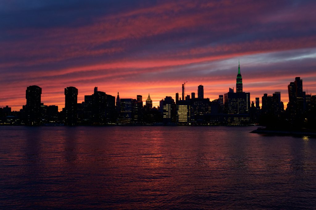 Skyline di New York al tramonto con Empire State Building.