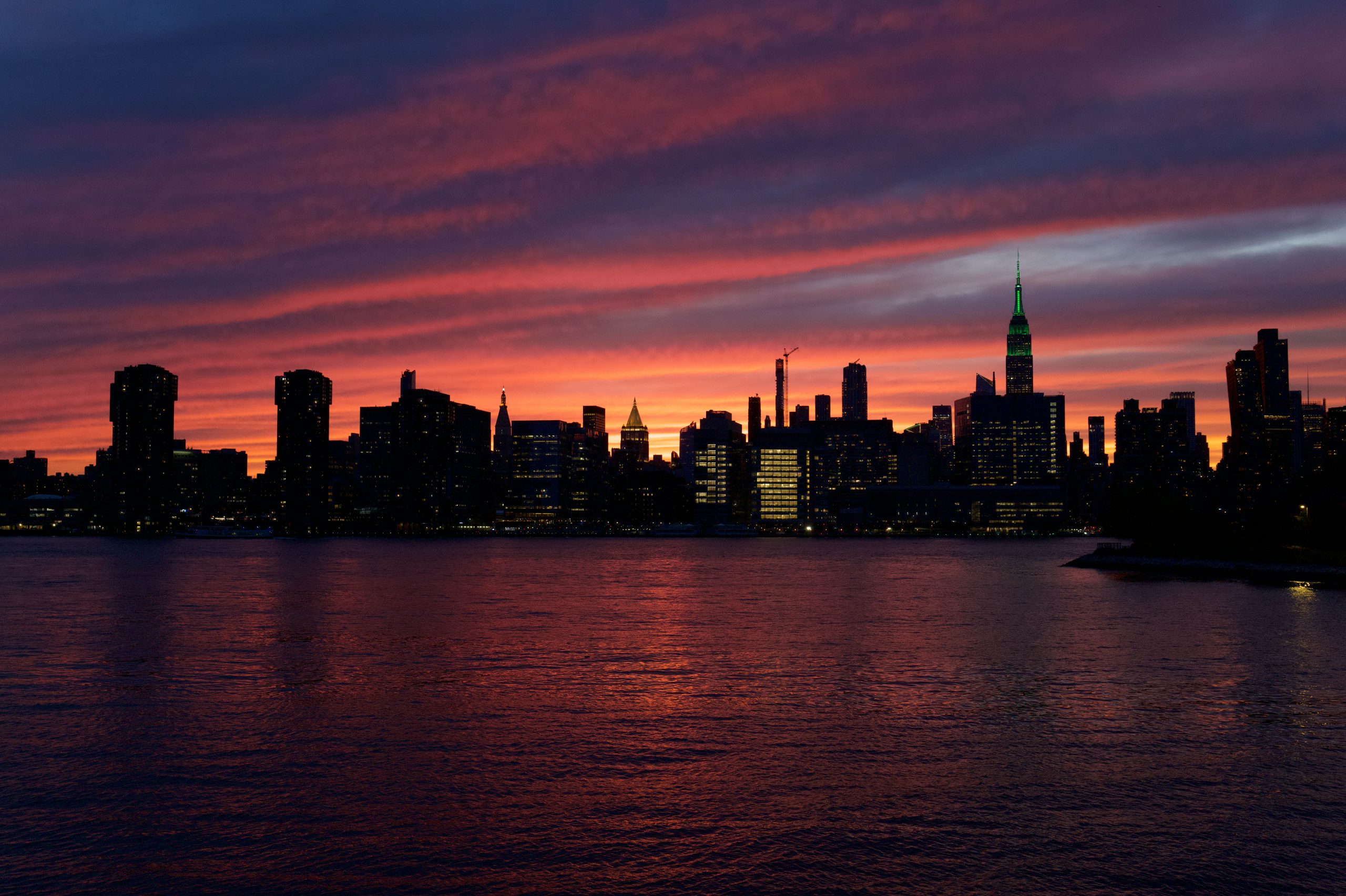 Skyline di New York al tramonto con Empire State Building.
