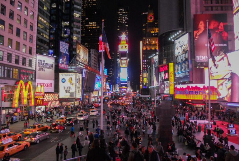 Times Square New York con luci e maxischermi