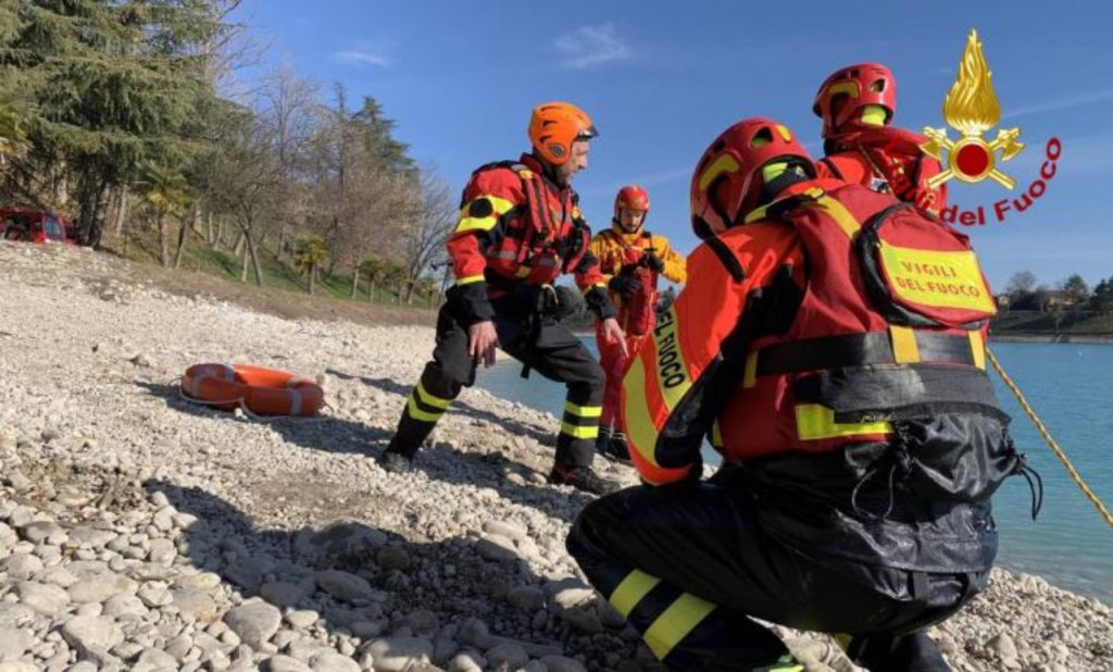 Sommozzatori Vigili del Fuoco lago di Bolsena dopo caduta 14enne dal pedalò